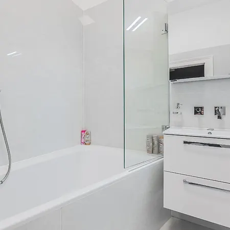 Private Room, Ac, W Kitchen Apartamento