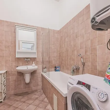 Private Room, Ac, W Kitchen Apartamento *