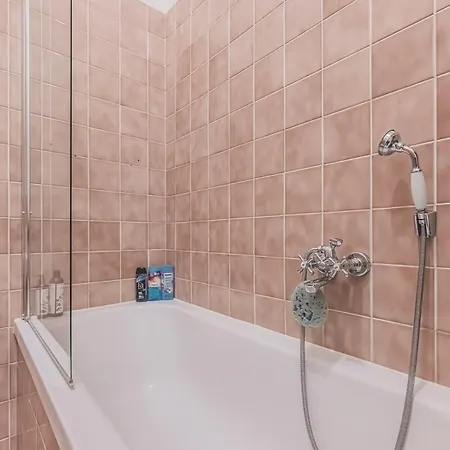 Private Room, Ac, W Kitchen Apartamento