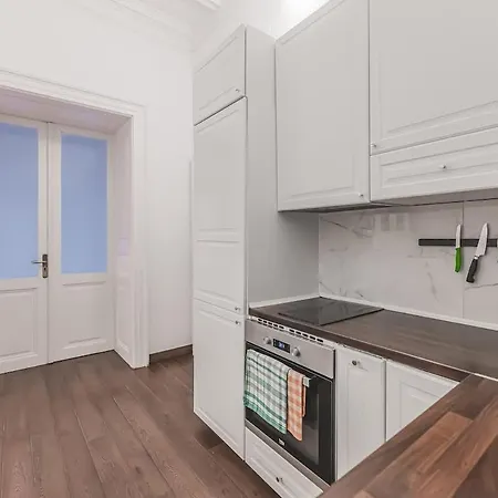 Private Room, Ac, W Kitchen Apartamento *